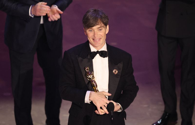 &copy; Reuters. Cillian Murphy vince l'Oscar come miglior attore per "Oppenheimer" durante la cerimonia di premiazione della novantaseiesima edizione degli Academy Awards a Hollywood, Los Angeles, California, Stati Uniti, 10 marzo 2024.. REUTERS/Mike Blake