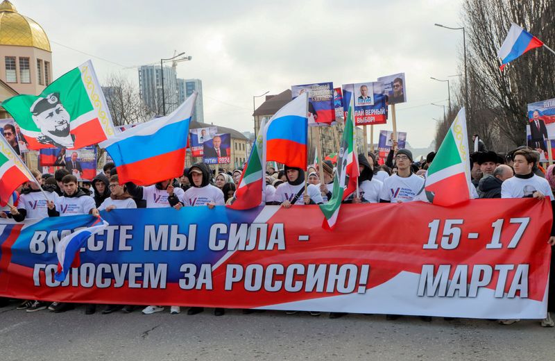 &copy; Reuters. People, including supporters of Russian incumbent President and presidential candidate Vladimir Putin, take part in a procession organized on the occasion of the upcoming presidential election, in the Chechen capital Grozny, Russia, March 10, 2024. A slog