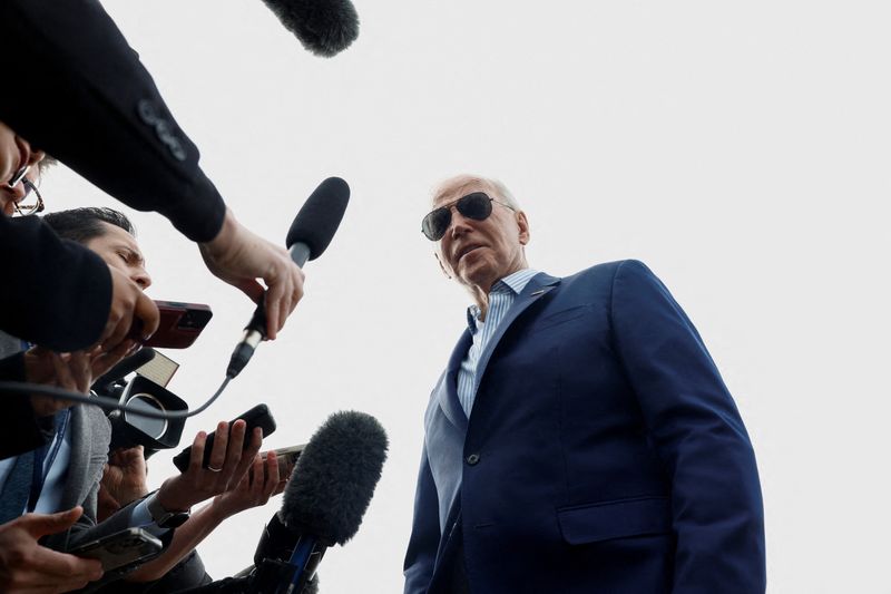 &copy; Reuters. FILE PHOTO: U.S. President Joe Biden speaks to the media as he prepares to depart Joint Base Andrews for a campaign event in Philadelphia, in Maryland, U.S., March 8, 2024. REUTERS/Evelyn Hockstein/File Photo