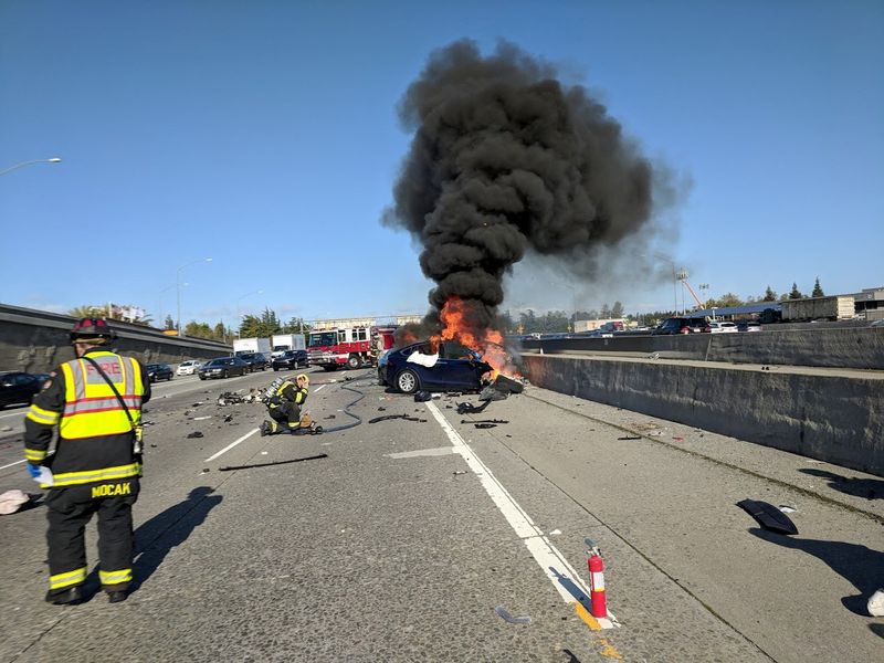 © Reuters. A Tesla Model X burns after crashing on U.S. Highway 101 in Mountain View, California, U.S. on March 23, 2018. S. Engleman/Handout via REUTERS 