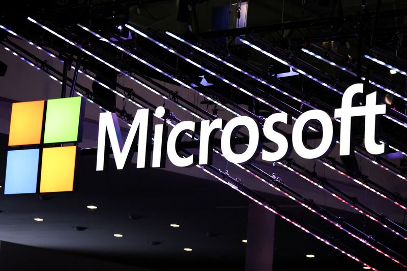 © Reuters. Le logo de Microsoft est visible au Mobile World Congress (MWC) à Barcelone, en Espagne. /Photo prise le 27 février 2024/REUTERS/Bruna Casas