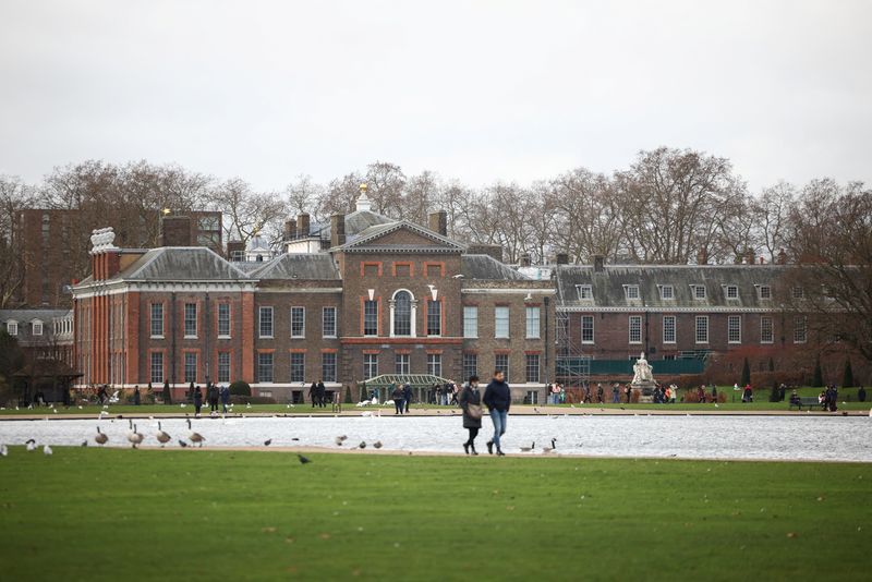 &copy; Reuters. Des personnes marchent dans les jardins de Kensington, avec le palais de Kensington en arrière-plan, à Londres, en Grande-Bretagne. /Photo prise le 5 janvier 2023/REUTERS/Henry Nicholls