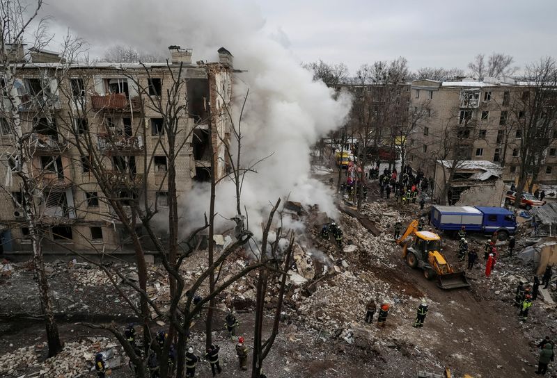 &copy; Reuters. FOTO DE ARCHIVO: Rescatistas trabajan en el sitio de un edificio residencial fuertemente dañado durante un ataque con misiles rusos, en medio del ataque de Rusia a Ucrania, en Járkov, Ucrania. 23 de enero 2024. REUTERS/Sofiia Gatilova/Foto de archivo