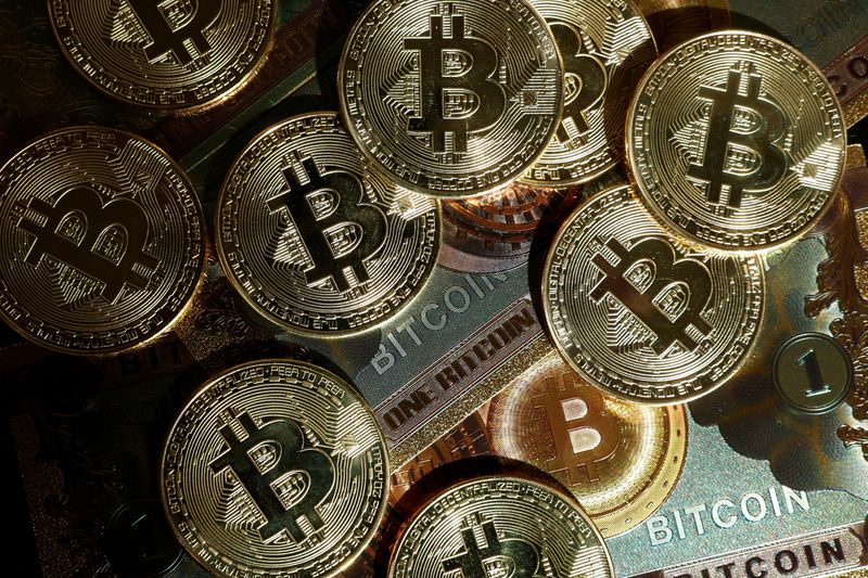 &copy; Reuters. صورة توضيحية تظهر مجسمات تظهر العملات المشفرة بيتكوين في باريس بتاريخ التاسع من مارس آذار 2024. تصوير: بنوا تيسيه - رويترز