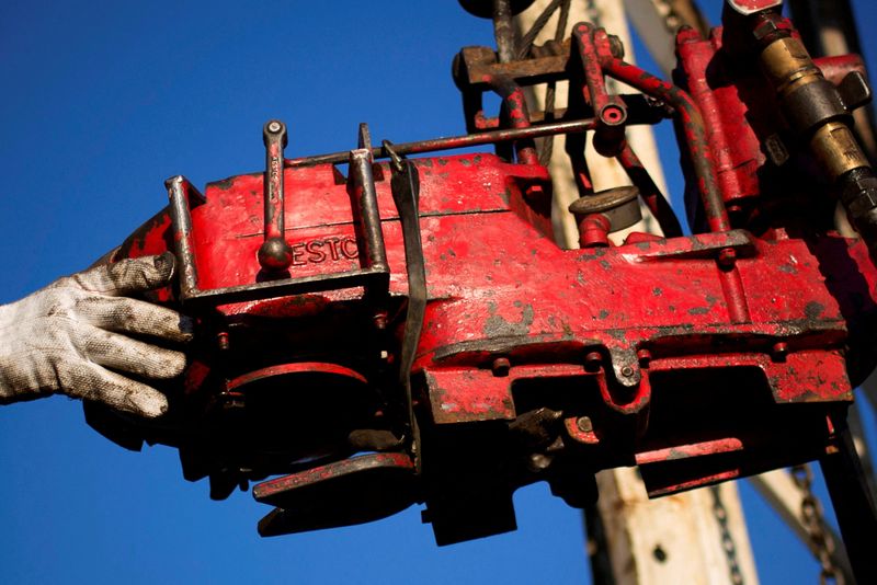 © Reuters. FILE PHOTO: A man works on the rig of an oil drilling pump site in McKenzie County outside of Williston, North Dakota, U.S., March 12, 2013.   REUTERS/Shannon Stapleton/File Photo