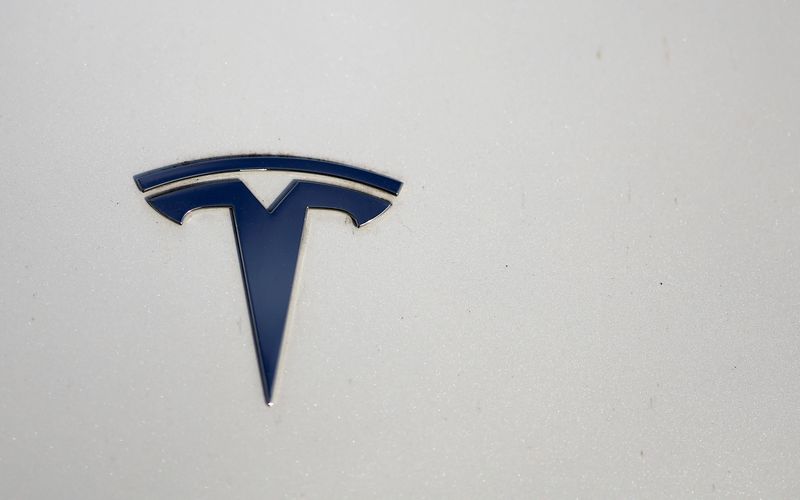 &copy; Reuters. Vue du logo de Tesla à Gruenheide, près de Berlin, en Allemagne. /Photo prise le 5 mars 2024/REUTERS/Lisi Niesner