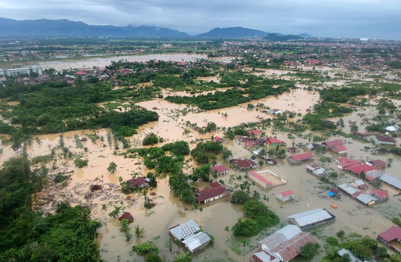 &copy; Reuters. Un dron muestra una zona residencial afectada por las inundaciones provocadas por las fuertes lluvias en Padang, provincia de Sumatra Occidental, Indonesia, el 8 de marzo de 2024, en una foto tomada por Antara Foto. Antara Foto/Iggoy el Fitra/ vía REUTER