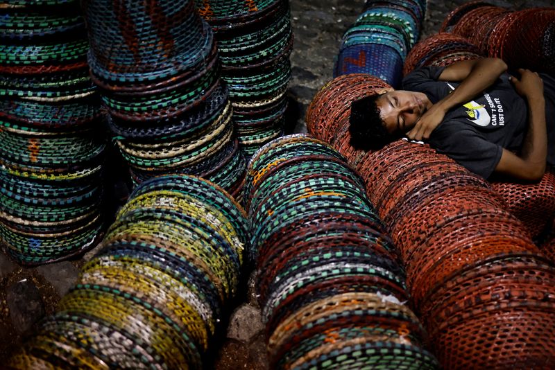&copy; Reuters. FILE PHOTO: A vendor rests on baskets at the Ver-o-Peso market, ahead of the summit of Amazon rainforest nations in Belem, Para state, Brazil August 7, 2023. REUTERS/Ueslei Marcelino