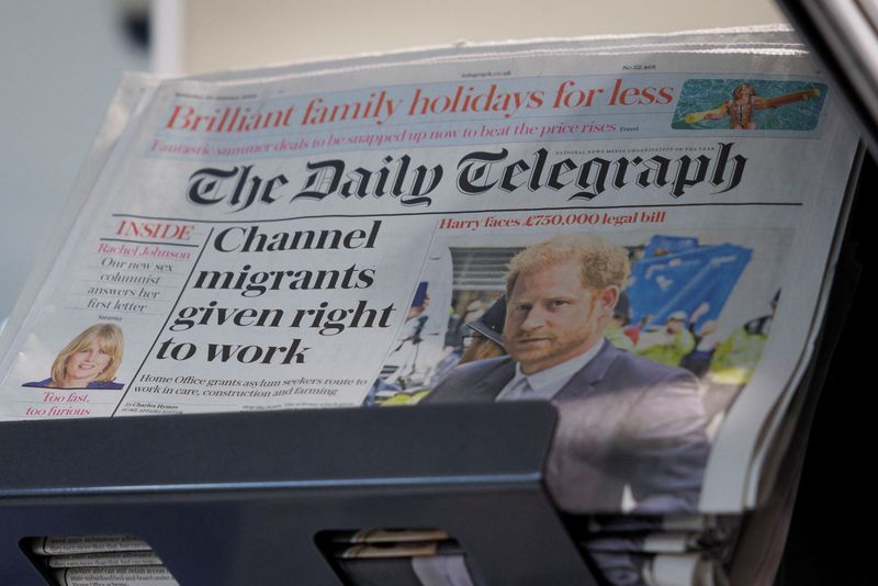 &copy; Reuters. نسخ من صحيفة ديلي تلغراف معروضة على رف في سوبر ماركت في لندن يوم 20 يناير كانون الثاني 2024. تصوير: بليندا جاو - رويترز