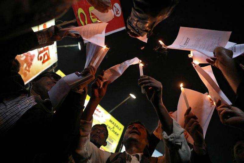 © Reuters. محتجون يحرقون نسخاً من قانون تعديل المواطنة خلال مظاهرة في كلكتا بالهند في صورة من أرشيف رويترز.