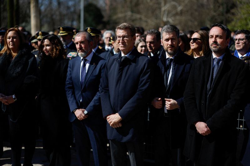 &copy; Reuters. La presidenta de la Comunidad de Madrid, Isabel Díaz Ayuso, y el líder del Partido Popular español, Alberto Núñez Feijoo, asisten a un homenaje a las víctimas en el 20 aniversario de los atentados en trenes del 11 de marzo de 2004, en el parque del 