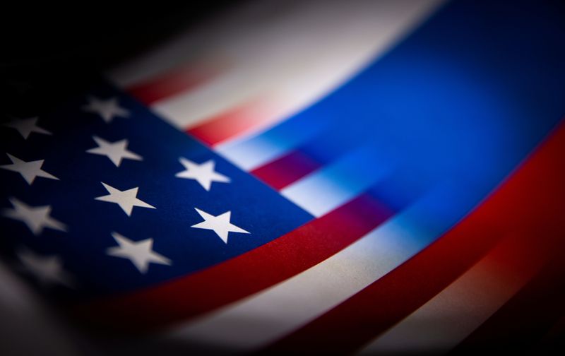 &copy; Reuters. Les drapeaux américain et russe. /Illustration prise le 27 janvier 2022/REUTERS/Dado Ruvic