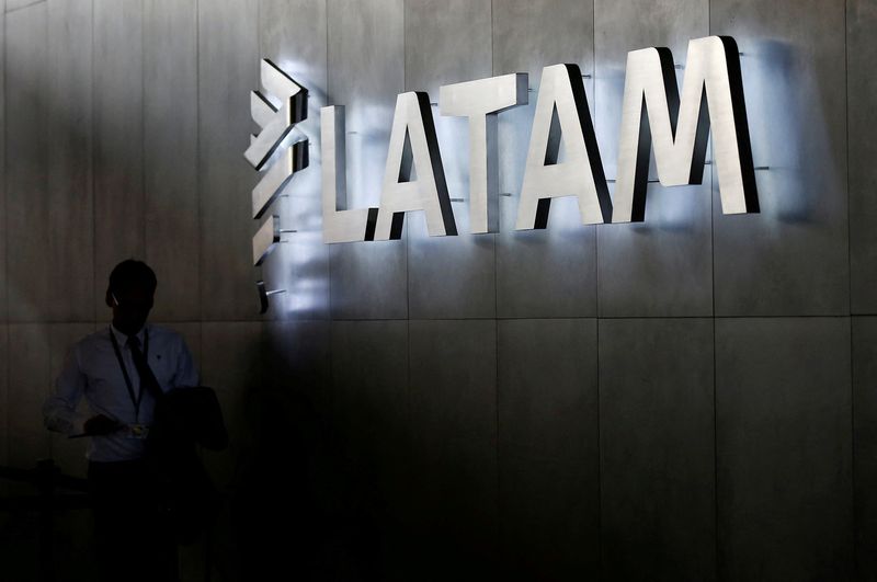 © Reuters. Logo da LATAM no Aeroporto Internacional Arturo Merino Benítez em Santiago, Chile  
25/04/2019
REUTERS/Rodrigo Garrido