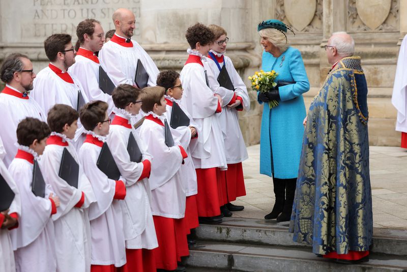 © Reuters. Britain's Queen Camilla greets children as she departs after attending the annual Commonwealth Day service at Westminster Abbey in London, Britain, March 11, 2024. REUTERS/Hollie Adams