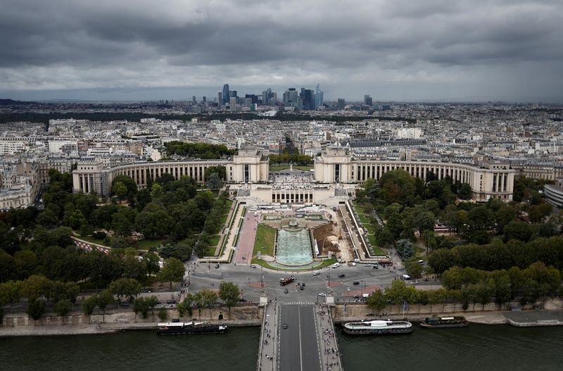 &copy; Reuters. FOTO DE ARCHIVO: El horizonte del distrito de negocios de La Defense se ve detrás de la plaza Trocadero desde la Torre Eiffel en París, Francia. 3 de agosto de 2023. REUTERS/Benoit Tessier/Archivo