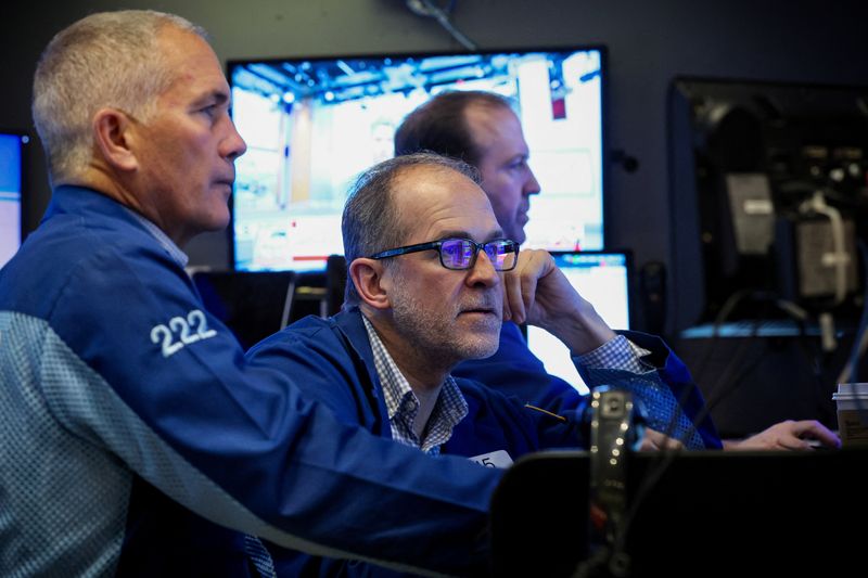 © Reuters. FILE PHOTO: Traders work on the floor at the New York Stock Exchange (NYSE) in New York City, U.S., March 7, 2024.  REUTERS/Brendan McDermid/File Photo