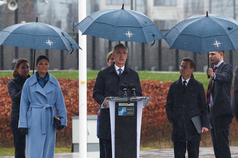 &copy; Reuters. Le premier ministre suédois Ulf Kristersson, le secrétaire général de l'OTAN Jens Stoltenberg et la princesse héritière Victoria assistent à une cérémonie de lever du drapeau au siège de l'OTAN suite à l'adhésion de la Suède à l'alliance, à
