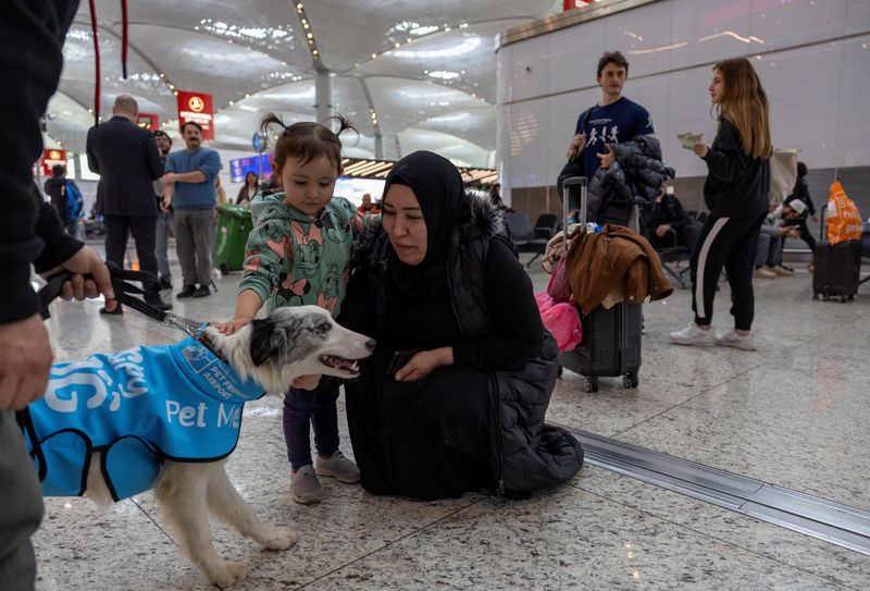 &copy; Reuters. Passageiros fazem carinho em um dos cinco cães no Aeroporto de Istambul, Turquia
11/03/2024
REUTERS/Umit Bektas