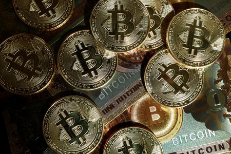 Bitcoin atinge patamar recorde superior a US$72 mil com frenesi em torno da criptomoeda