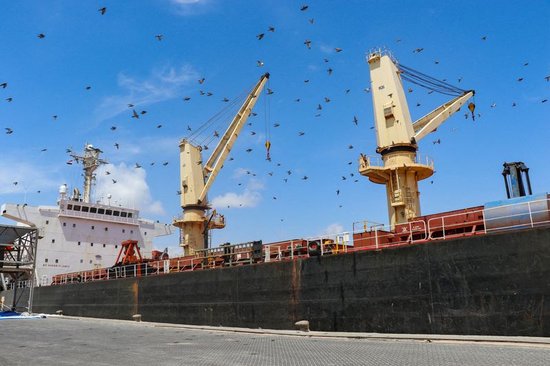 &copy; Reuters. O navio de carga a granel de bandeira grega Sea Champion atraca no porto de Aden, no Iêmen, após ser atacado no Mar Vermelho no que parece ter sido um ataque por engano de mísseis pela milícia Houthi
21/02/2024
REUTERS/Fawaz Salman