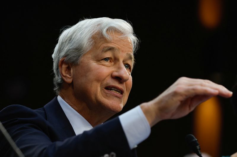 © Reuters. FILE PHOTO: JPMorgan Chase CEO and Chairman Jamie Dimon gestures as he speaks during the U.S. Senate Banking, Housing and Urban Affairs Committee oversight hearing on Wall Street firms, on Capitol Hill in Washington, U.S., December 6, 2023. REUTERS/Evelyn Hockstein/File Photo