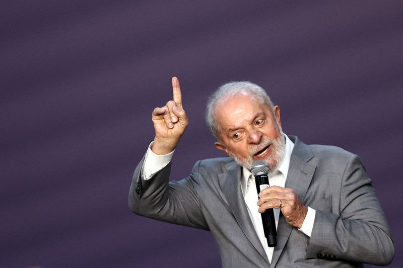 © Reuters. Presidente Luiz Inácio Lula da Silva durante visita à fábrica da Volkswagen em São Bernardo do Campo
02/02/2024 REUTERS/Carla Carniel