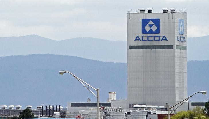 &copy; Reuters. オーストラリアのアルミニウム大手アルミナは１２日、同社を米同業アルコアが株式交換により２２億米ドル相当で買収する提案に合意したと発表した。写真は、アルコアのロゴ。２０１４