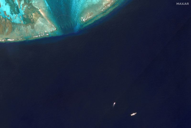 &copy; Reuters. 　３月１２日、フィリピン外務省は、海洋問題に関して中国から幾つかの提案を受け取ったが、国益に反するため検討できないと表明した。写真は南シナ海のスカボロー礁の衛星写真。提供