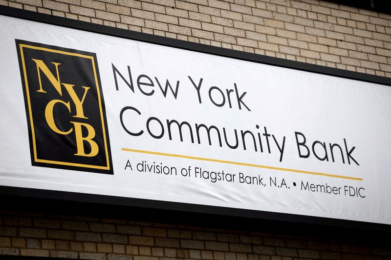 &copy; Reuters. 　経営不安に見舞われている米地銀ニューヨーク・コミュニティ・バンコープ（ＮＹＣＢ）は１１日、投資家連合と先週合意した１０億ドルの増資を完了し、普通株式３株を１株に併合する