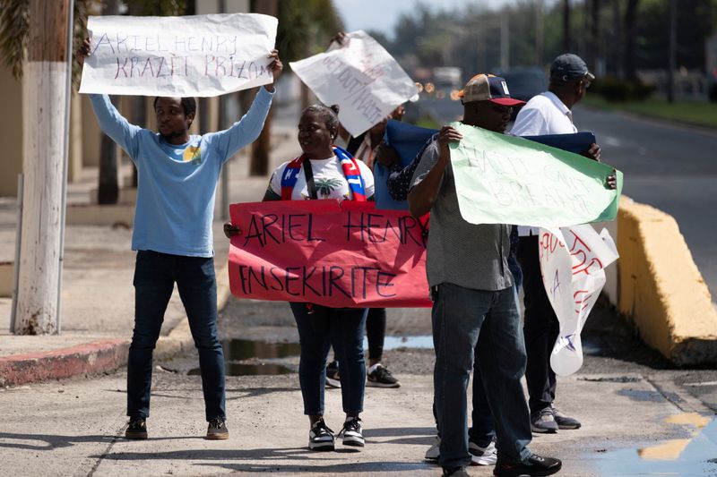 &copy; Reuters. 　３月１１日、ハイチのアンリ首相が辞任した。同国ではギャングによる犯罪が横行し、治安が急激に悪化している。アンリ首相に反対するハイチ人のグループ、首相滞在先のプエルトリコ