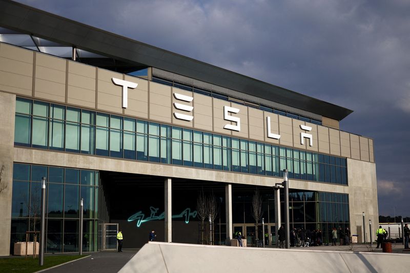 &copy; Reuters. FILE PHOTO: A view of the building of Tesla's production plant in Gruenheide outside Berlin, Germany, March 5, 2024, after the site lost power following a suspected arson attack on a nearby pylon.       REUTERS/Lisi Niesner/File Photo