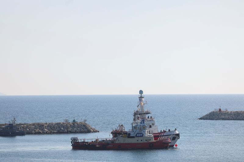 &copy; Reuters. سفينة الإنقاذ (أوبن آرمز) التابعة لمؤسسة غير حكومية إسبانية تبحر من ميناء لارناكا في قبرص وتقل على متنها مساعدات إنسانية إلى غزة يوم الثلاثا