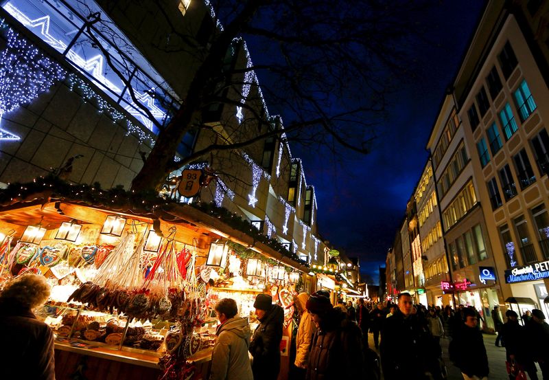 &copy; Reuters. FILE PHOTO: Decorations are displayed at the Christmas market in Munich, Germany November 30, 2015. The first official record of this pre-Christmas market dates back to 1628. REUTERS/Michael Dalder/File photo