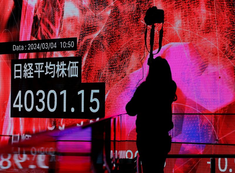 &copy; Reuters. مصورة تلتقط صورة لشاشة إلكترونية تعرض بيانات للمؤشر نيكي الياباني في طوكيو يوم الرابع من مارس آذار 2024. تصوير: كيم كيونج - هوون - رويترز