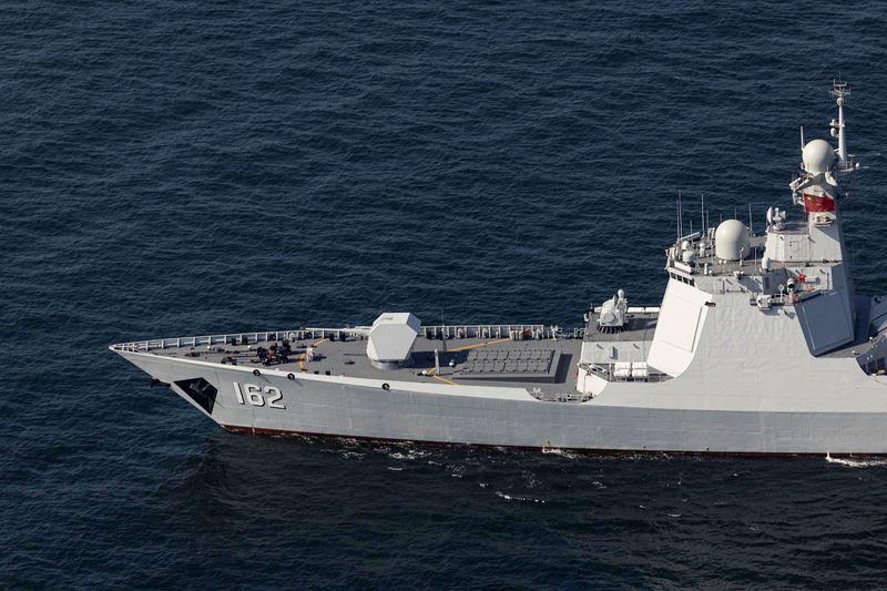 &copy; Reuters. سفينة حربية صينية تشارك في تدريب عسكري مشترك بين إيران وروسيا والصين في خليج عمان في صورة حصلت عليها رويترز من وكالة غرب آسيا للأنباء (وانا)  