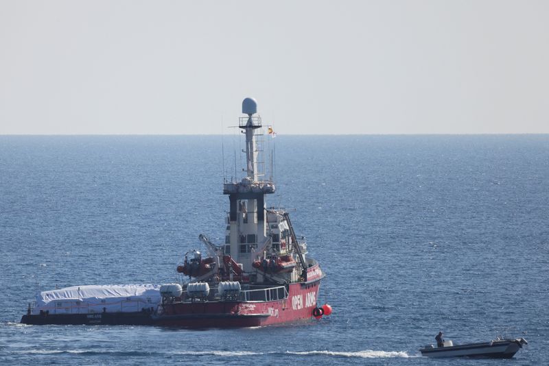 © Reuters. السفينة (أوبن آرمز) التابعة لمؤسسة خيرية إسبانية تبحر من ميناء لارنكا في قبرص وعلى متنها مساعدات إنسانية إلى غزة يوم الثلاثاء. تصوير: يانيس كورت أوغلو - رويترز