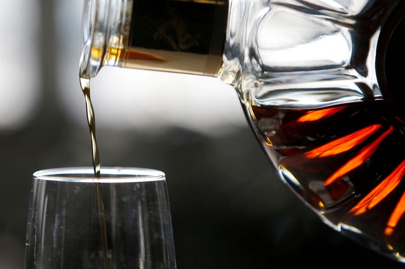 &copy; Reuters. Un homme verse du cognac dans un verre à l'usine Rémy Martin, à Cognac. /Photo prise le 21 novembre 2018/REUTERS/Régis Duvignau