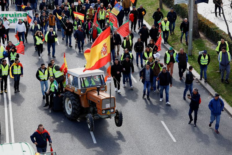 &copy; Reuters. FILE PHOTO: Spanish farmers protest over price pressures, taxes and green regulation and grievances shared by farmers across Europe, at Paseo de la Castellana street in Madrid, Spain, February 26, 2024. REUTERS/Juan Medina.  REFILE - QUALITY REPEAT/File P