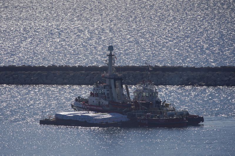 &copy; Reuters. السفينة أوبن آرمز التابعة لمؤسسة خيرية إسبانية تبحر من ميناء لارنكا في قبرص وعلى متنها مساعدات إنسانية إلى غزة يوم الثلاثاء. تصوير: يانيس كو