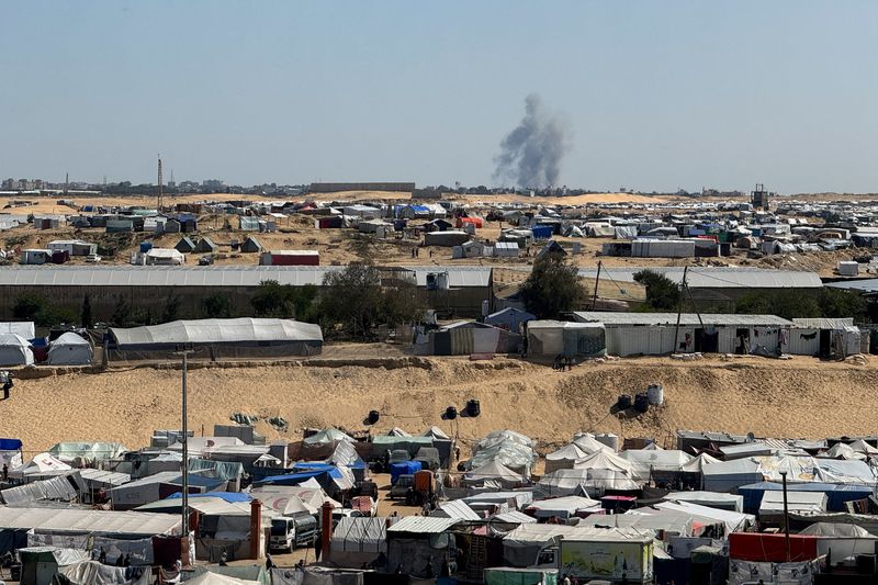 &copy; Reuters. دخان يتصاعد خلال عملية برية إسرائيلية في خان يونس كما شوهد من مخيم يؤوي نازحين فلسطينيين في رفح بجنوب قطاع غزة يوم الاثنين. تصوير: بسام مسعود