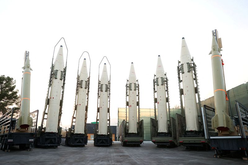 &copy; Reuters. صواريخ باليستية إيرانية معروضة خلال مراسم بمناسبة انضمامها للقوات المسلحة الإيرانية في طهران يوم 22 أغسطس آب 2023. حصلت رويترز على الصورة من و