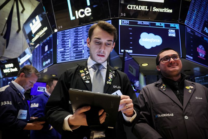 &copy; Reuters. 　ヘッジファンドの株式取引でレバレッジの利用が過去最高付近まで拡大している。写真はニューヨーク証券取引所で２月撮影（２０２４年　ロイター／Brendan McDermid）
