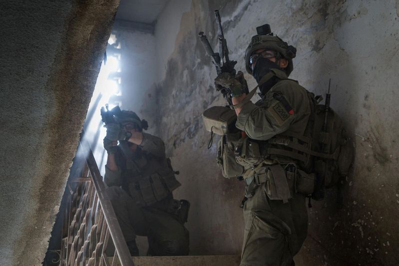 &copy; Reuters. FOTO DE ARCHIVO: Soldados israelíes operando en la Franja de Gaza, en medio del conflicto en curso entre Israel y el grupo islamista palestino Hamás. Foto sin fecha difundida el 10 de marzo de 2024. Fuerzas de Defensa de Israel/Handout vía REUTERS ESTA
