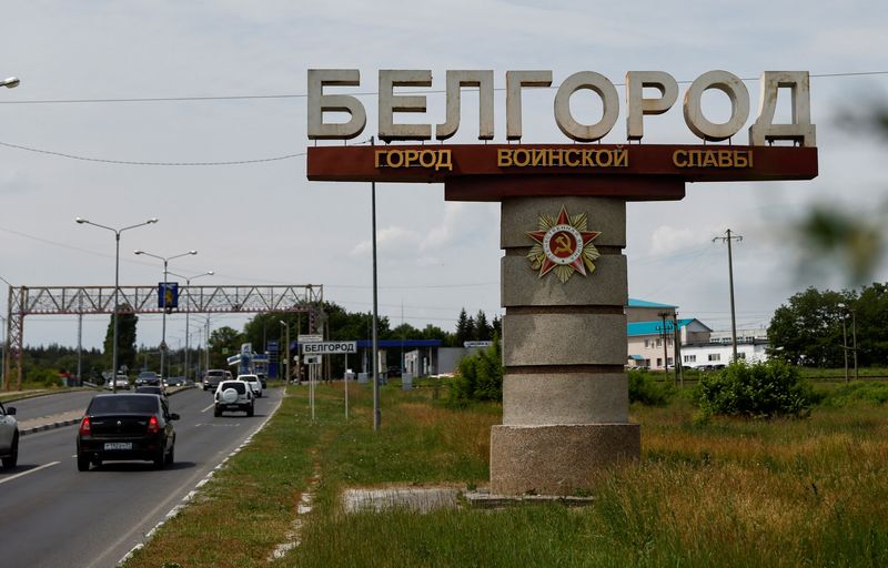 &copy; Reuters. Imagen de archivo de autos pasando junto a una señal con el nombre de "Belgorod. Ciudad de Gloria Militar", en Rusia. 8 junio 2023. REUTERS/Maxim Shemetov