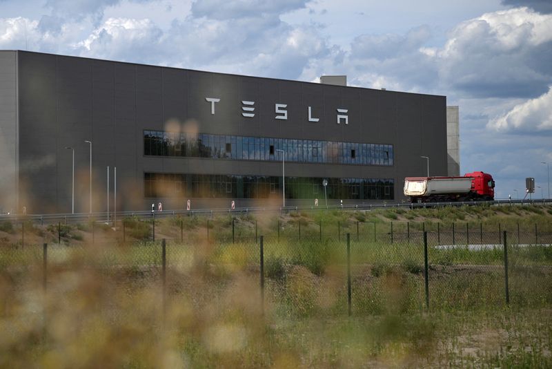 &copy; Reuters. FILE PHOTO: A general view of a Tesla's Gigafactory Berlin-Brandenburg building, a part of the electric car manufacture, in Gruenheide, Germany July 18, 2023. REUTERS/Annegret Hilse/File Photo