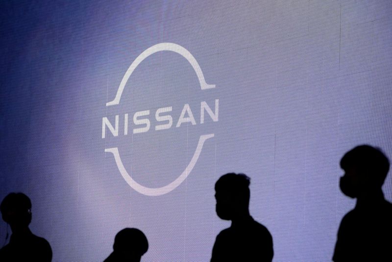 &copy; Reuters. Imagen de archivo de personas pasando junto al logo de Nissan en el Salón del Automóvil de Shanghái, China. 20 abrril 2021. REUTERS/Aly Song