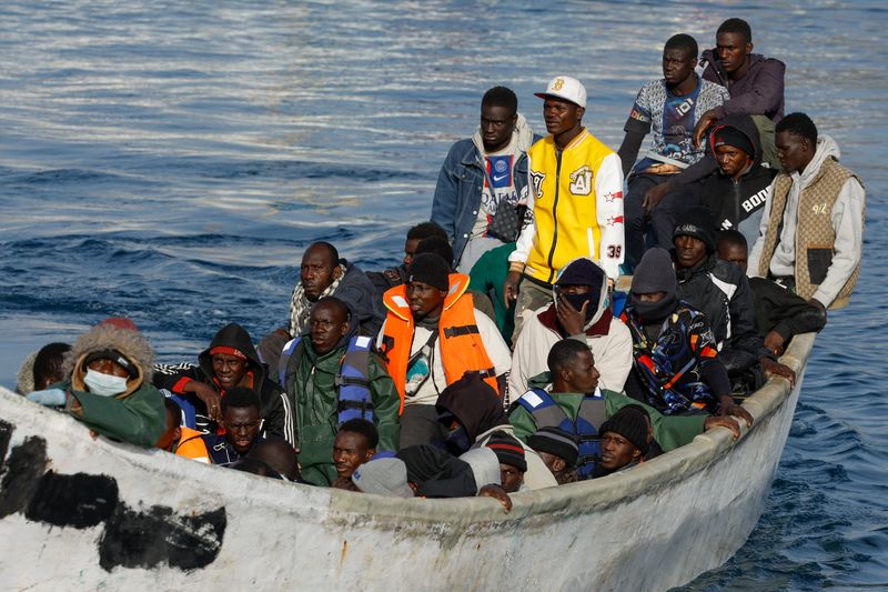 &copy; Reuters. قارب يقل مهاجرين يصل إلى ميناء أرجونيجين في جران كناريا بإسبانيا يوم الثامن من فبراير شباط 2024. تصوير: بورخا سواريز - رويترز