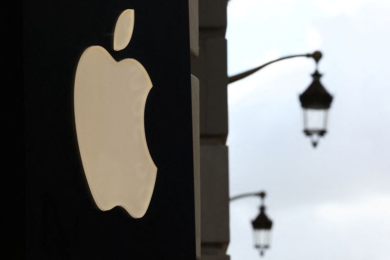 &copy; Reuters. An Apple logo is pictured outside an Apple store in Lille, France, September 13, 2023. REUTERS/Stephanie Lecocq/File Photo