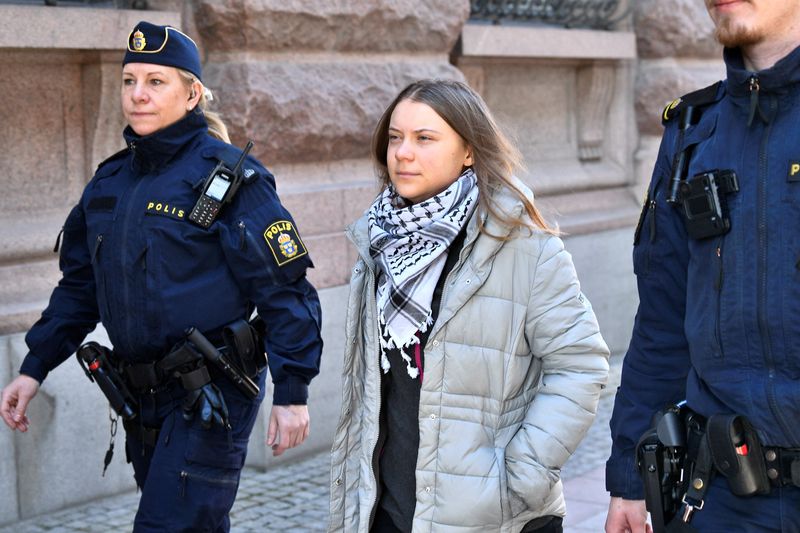 &copy; Reuters. الناشطة البيئية جريتا تونبري برفقة الشرطة خلال مظاهرة خارج مبنى البرلمان السويدي في ستوكهولم يوم الثلاثاء. حصلت رويترز على الصورة من طرف ثا