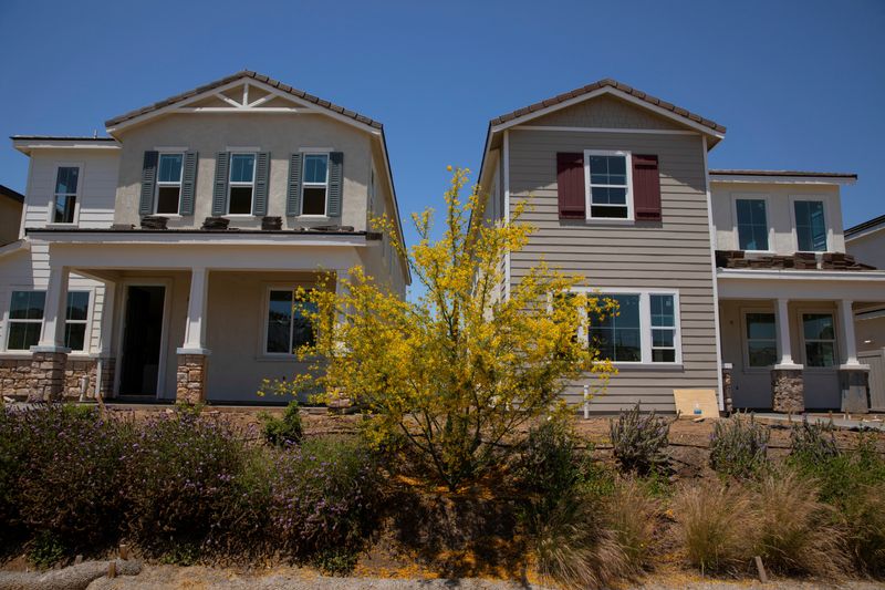 © Reuters. FILE PHOTO: Residential single family homes construction by KB Home are shown under construction in the community of Valley Center, California, U.S. June 3, 2021.   REUTERS/Mike Blake/File Photo/File Photo